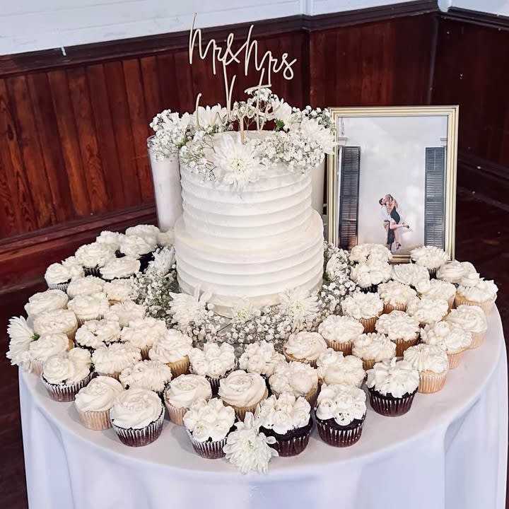 Rustic elegant wedding cake #wedding #cake #cupcakes