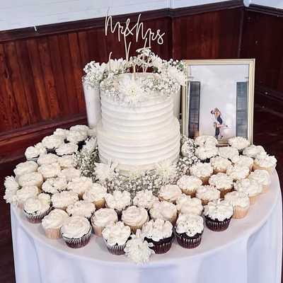 Rustic elegant wedding cake #wedding #cake #cupcakes