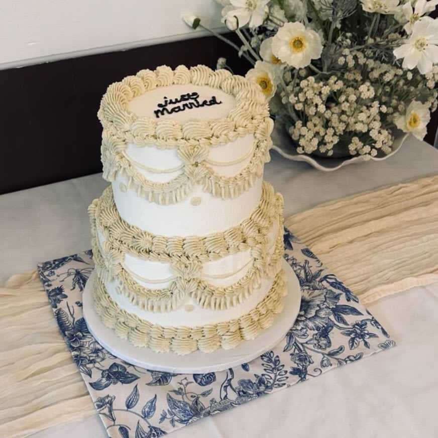 Buttercream Lambeth vintage #wedding #cake